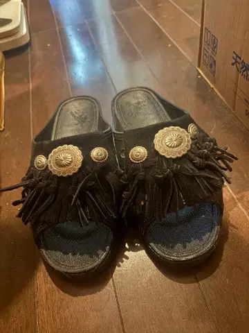 BENSAN-D SUEDE FRINGE CONCHO / 벤산