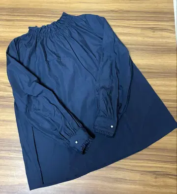 네이비 프릴 넥 긴팔 블라우스