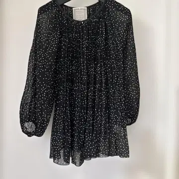 BEARDSLEY 도트 무늬 플리츠 블라우스 블랙