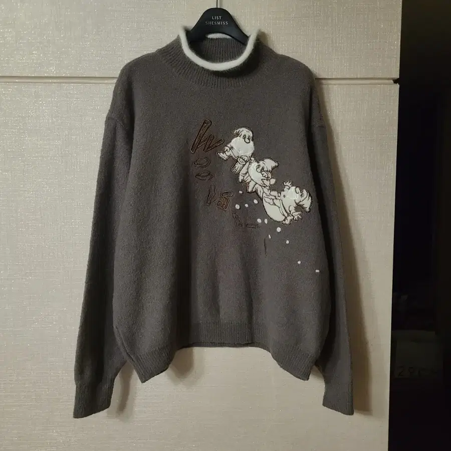 일본 빈티지 캐릭터 난장이 자수 패치 반폴라 니트 맨투맨 긴팔 모리걸 하구미 배색 자수 브라운