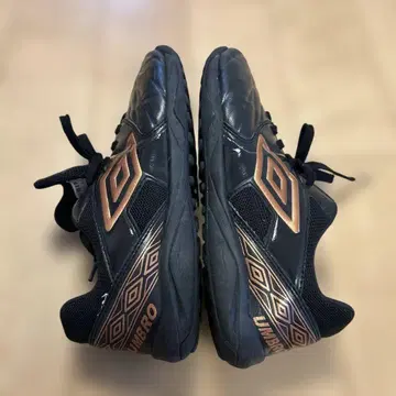 UMBRO 축구 트레이닝 슈즈 블랙 골드 25.5cm