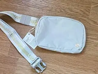 새상품 룰루레몬 벨트백 힙색 바디백 그레이X골드