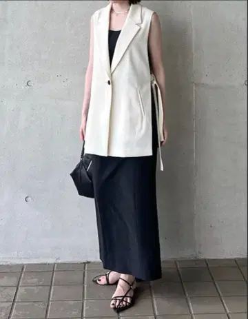 FRAY I.D 사이드 벨트 슬릿 베스트 화이트