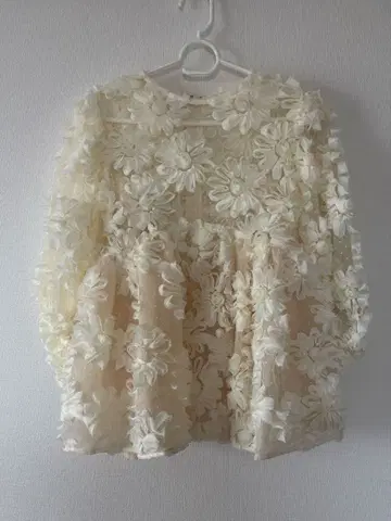[ 미사용 새상품 ] 정품 택 포함 flower peplum blouse