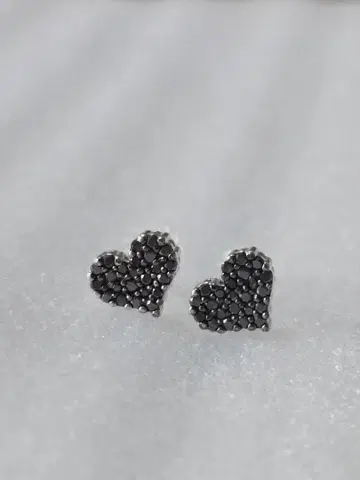 가격 인하 K10WG 블랙 다이아 0.16ct x 2 하트 귀걸이