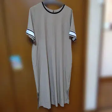 베이지 반팔 무릎 기장 원피스 라인