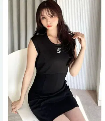 리젝시 슬리브리스 원피스 블랙 로고 자수 심플 캐주얼