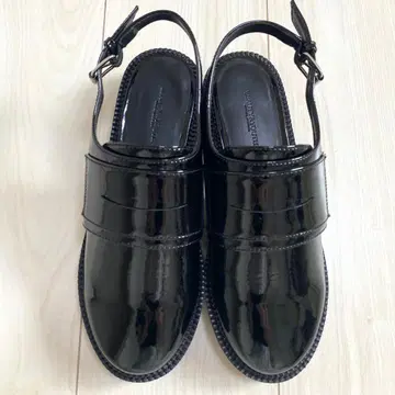 UNITED ARROWS 인조 가죽 백 스트랩 로퍼 샌들