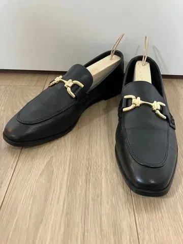 미사용급 ZARA 블랙 홀스빗 로퍼 금장 장식 37