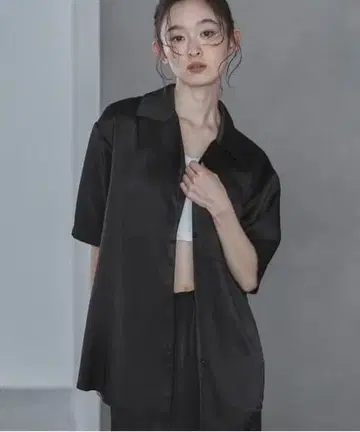 오픈 카라 하프 슬리브 새틴 셔츠