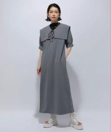 HARE 빅 컬러 컷 조젯 원피스 그레이