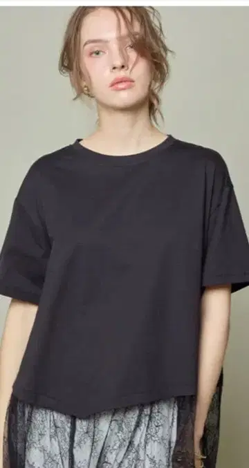 슈가 로즈 밑단 레이스 아지메헴 T셔츠 블랙