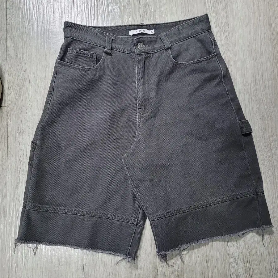 카펜터 버뮤다 팬츠 차콜