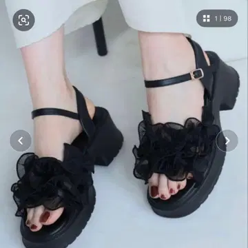 VIVIAN 시어 크로스 프릴 통굽 스트랩 샌들 블랙