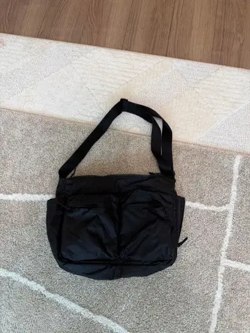 유니클로 멀티 포켓 숄더백 블랙