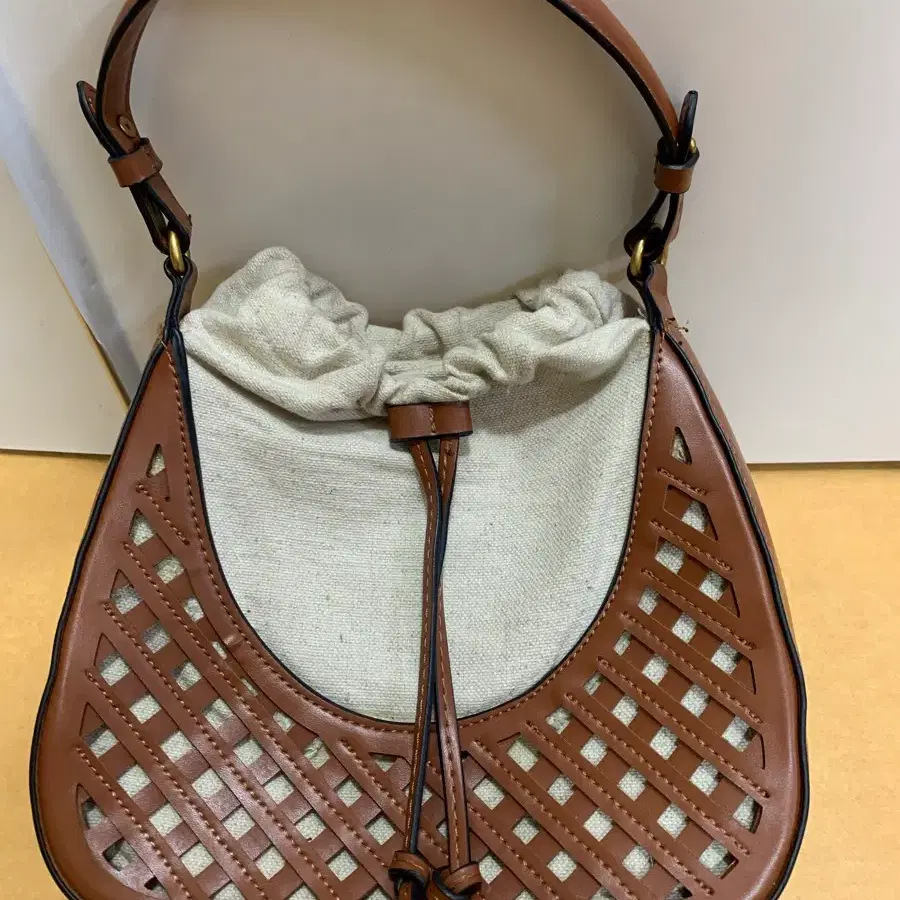 Zara   브라운 숄더백 퀼팅 패턴