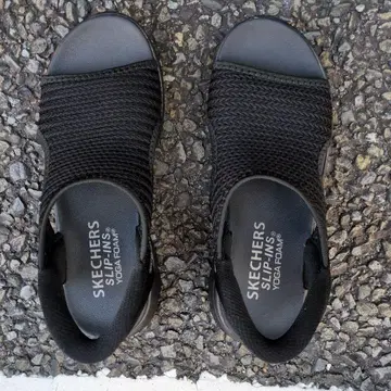 [새상품급] SKECHERS SLIP-INS 샌들 블랙