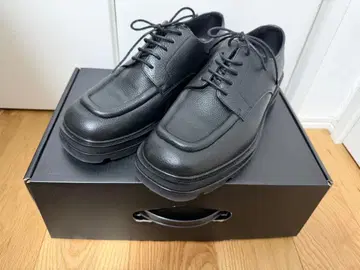 [ VEIN ] EMBOSSED COW LEATHER 레이스업 로퍼 블랙