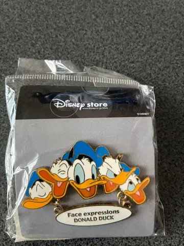 Disney Store 도널드 덕 핀 배지