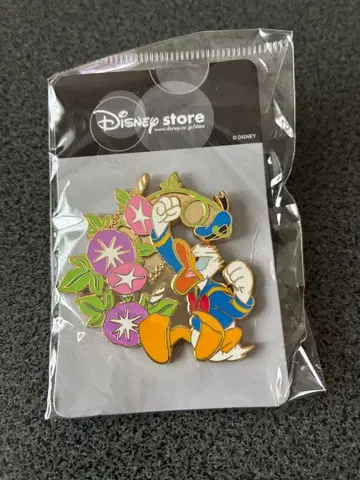 Disney store 도날드 나팔꽃 핀 배지
