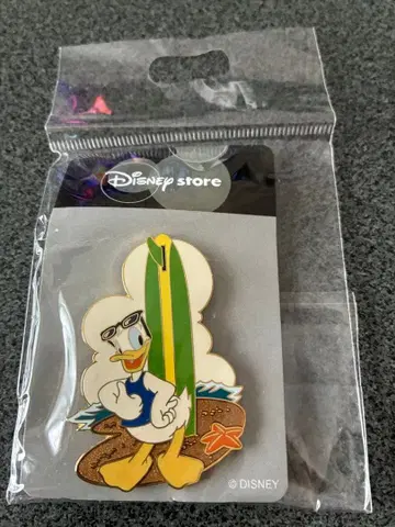 Disney store 도널드 덕 핀 배지