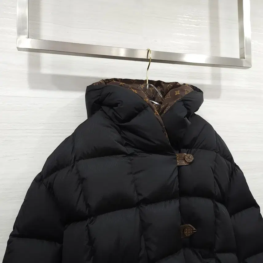 루이비통 38 / 모노그램 필로우 롱 슬리브 패딩 1AAIJD 사진 3