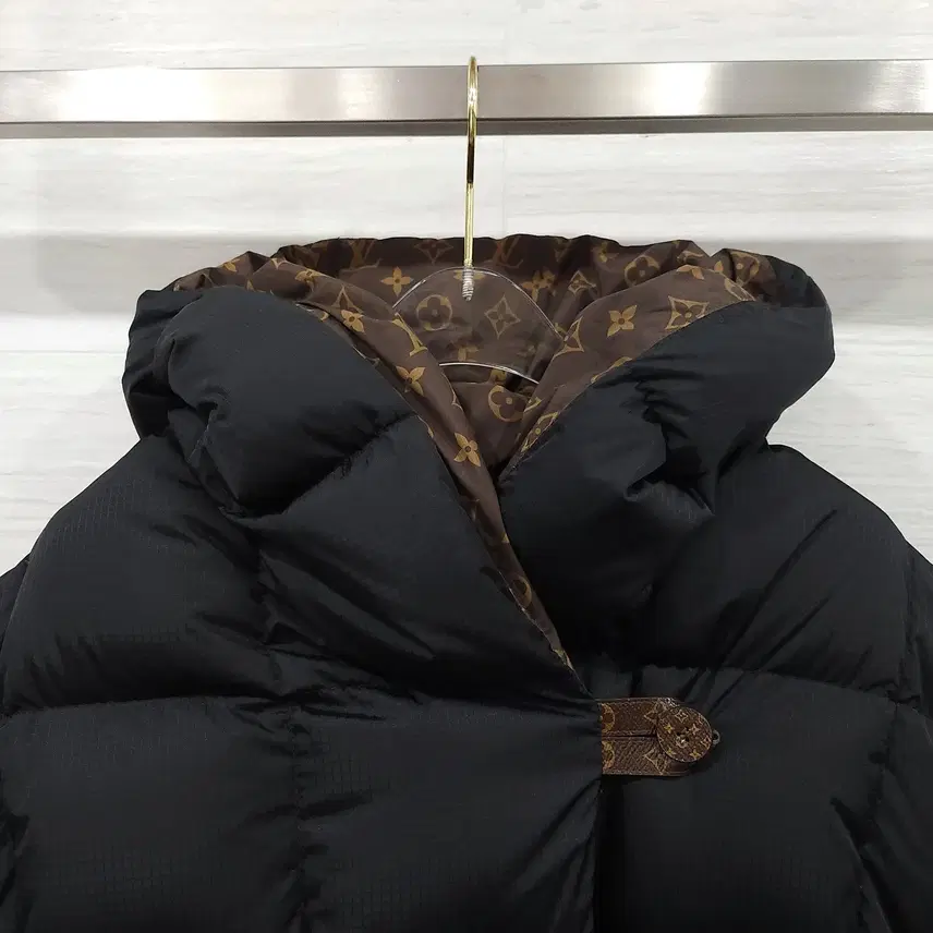 루이비통 38 / 모노그램 필로우 롱 슬리브 패딩 1AAIJD 사진 4