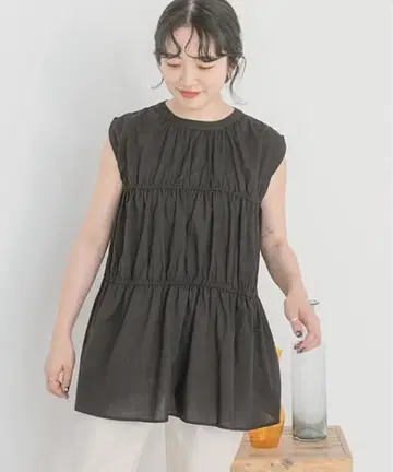 어반 리서치 셔링 슬리브리스 블라우스 블랙 코튼 100%