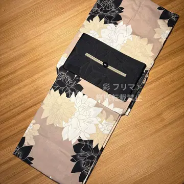 수련에 이끌리는 베이지 유카타 세트