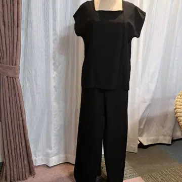 블랙 셋업 프릴 디자인