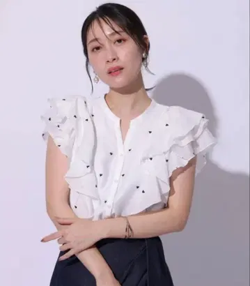 아푸와이저 리셰 하트 자수 프릴 블라우스 저스길리티