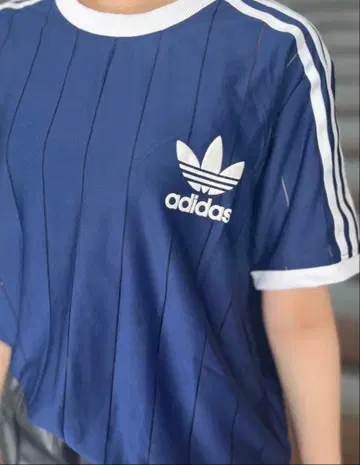 adidas 아디컬러 쓰리 스트라이프 핀스트라이프 반팔 T셔츠