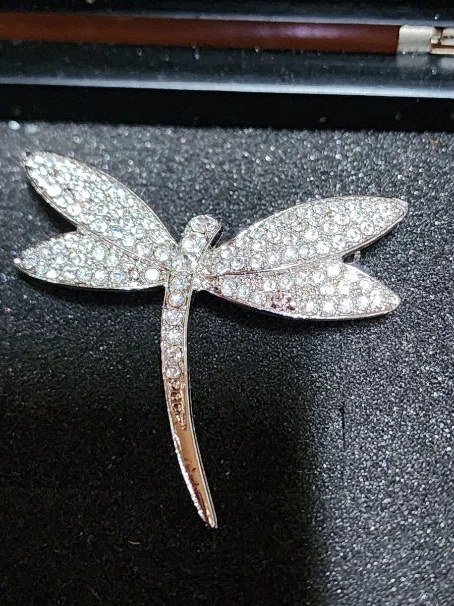 큐빅 잠자리 브로치