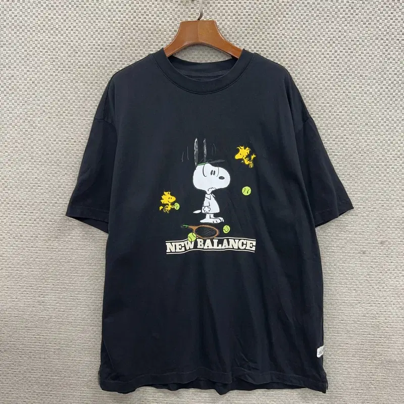 뉴발란스 피너츠 반팔티 105 D09670