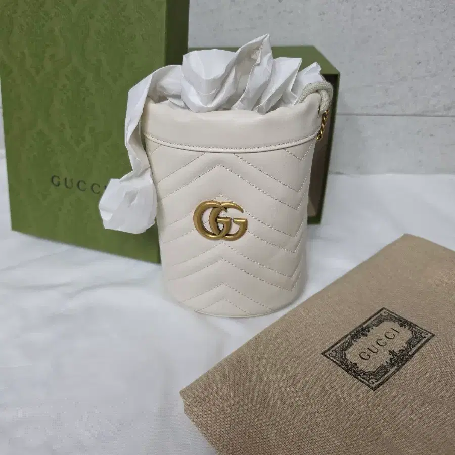 구찌 GG 마몽 마틀라세 미니 버킷백 화이트