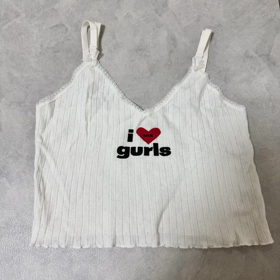 (새상품)에즈이프캘리 슬리브리스 나시 CALIE GURLS SLEEVELESS WHITE