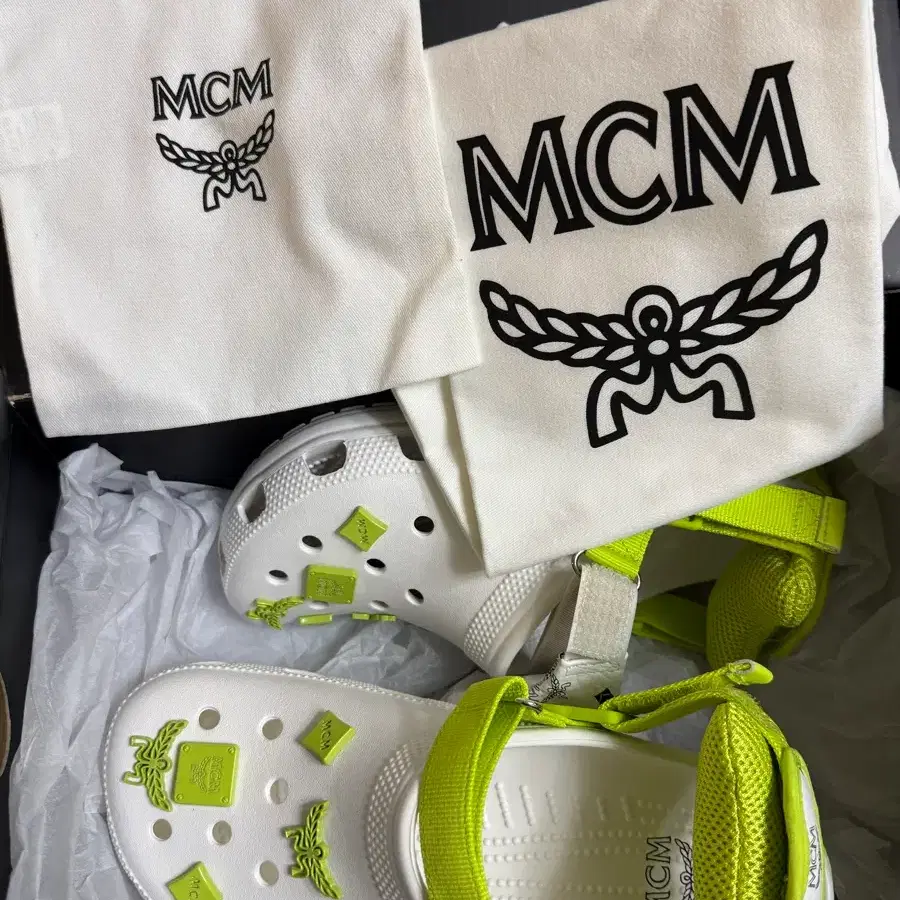MCM 크록스 샌들 형광 라임