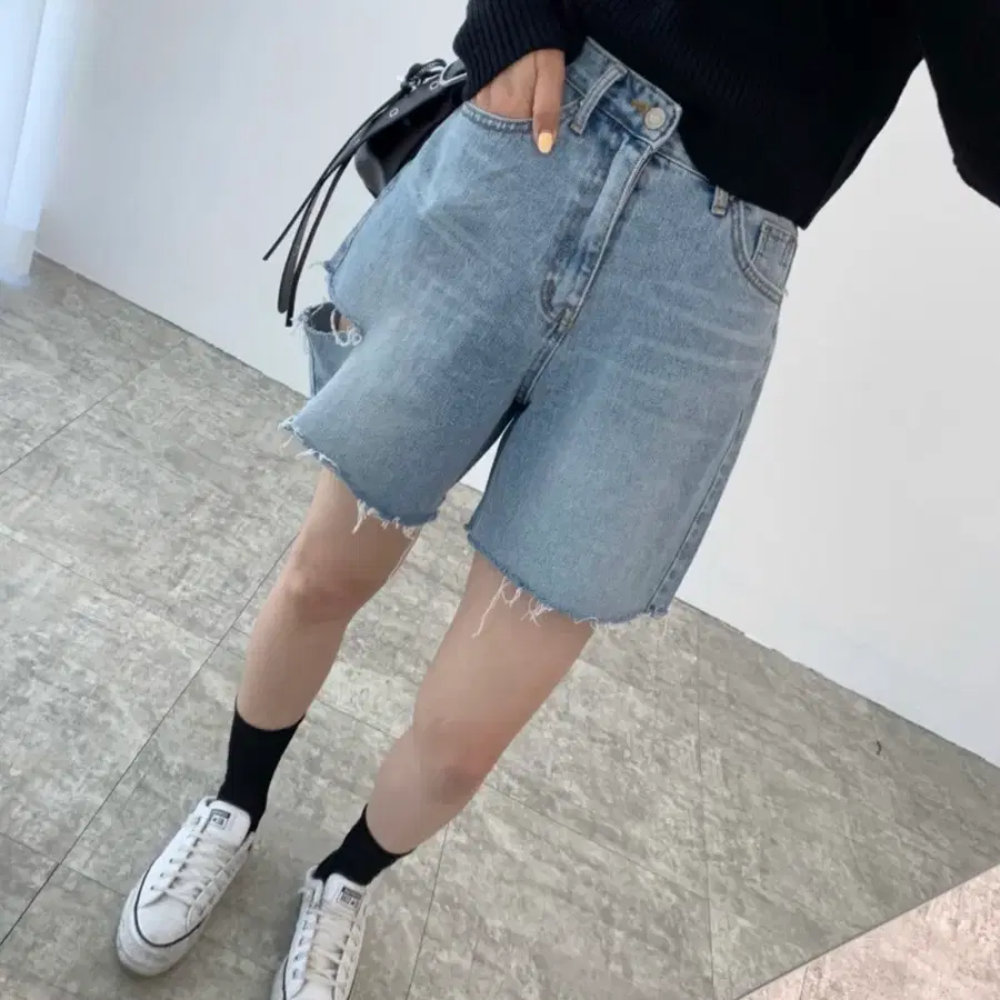 새상품>>온오프 왼쪽 컷팅(찢청) 5부 청반바지 M