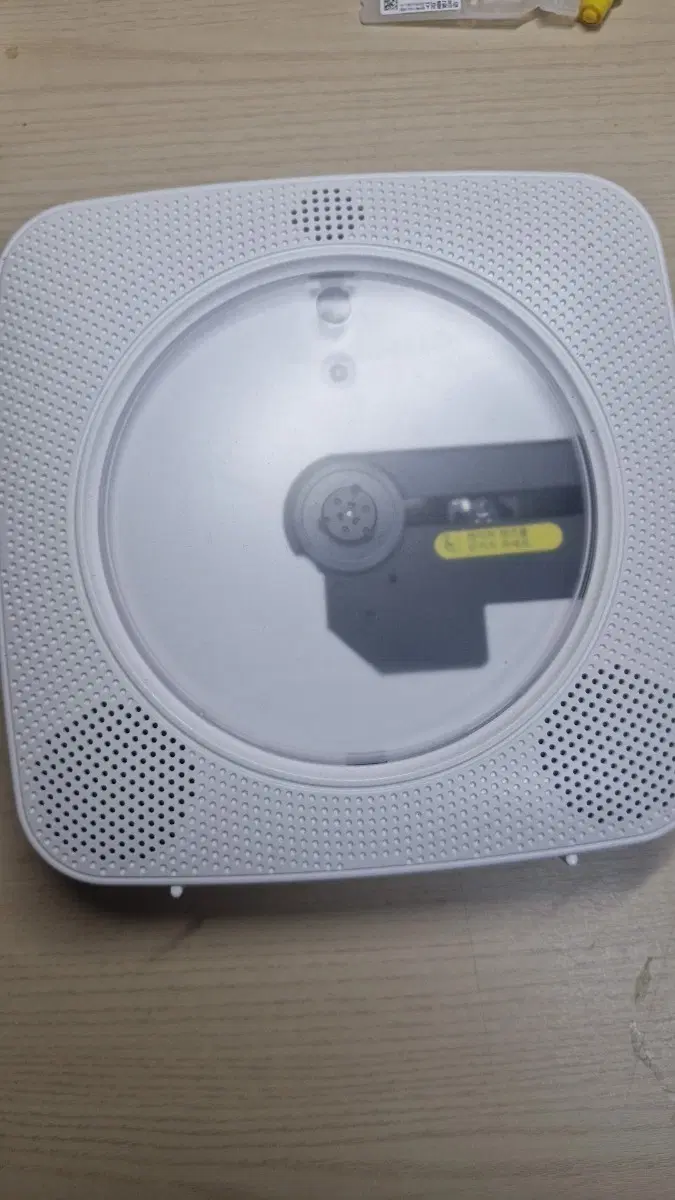 벽걸이형 CD 플레이어 화이트