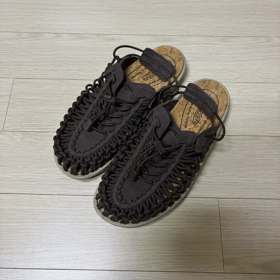 킨 KEEN 유니크 샌들 (브라운) 240mm