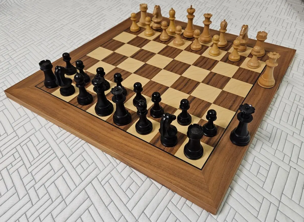 DGT Bluetooth e-Board Walnut 전자 체스판 + Official FIDE 전자 기물 34개