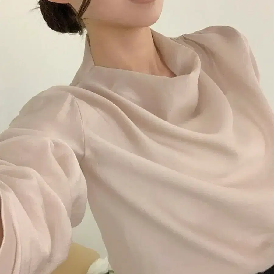어퓨즈 로즈 베일 드레이프 블라우스