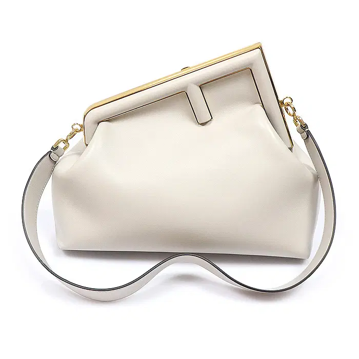 Fendi(펜디) 8BP127 라이트 그레이 나파 F로고 퍼스트 미듐 클러치 숄더백 MUJ91100FD