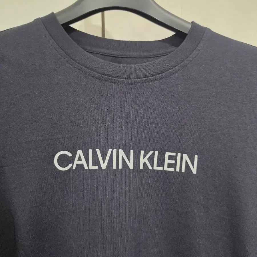 캘빈클라인(CALVIN KLEIN) 센터 로고 긴팔 티셔츠