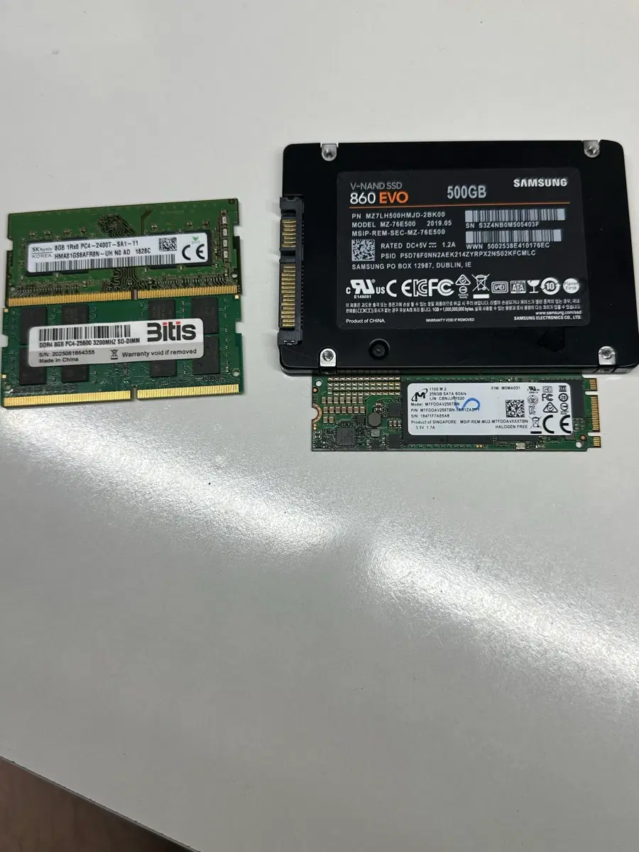 삼성 860 EVO 500GB SSD / DDR4 8GB 램 두개