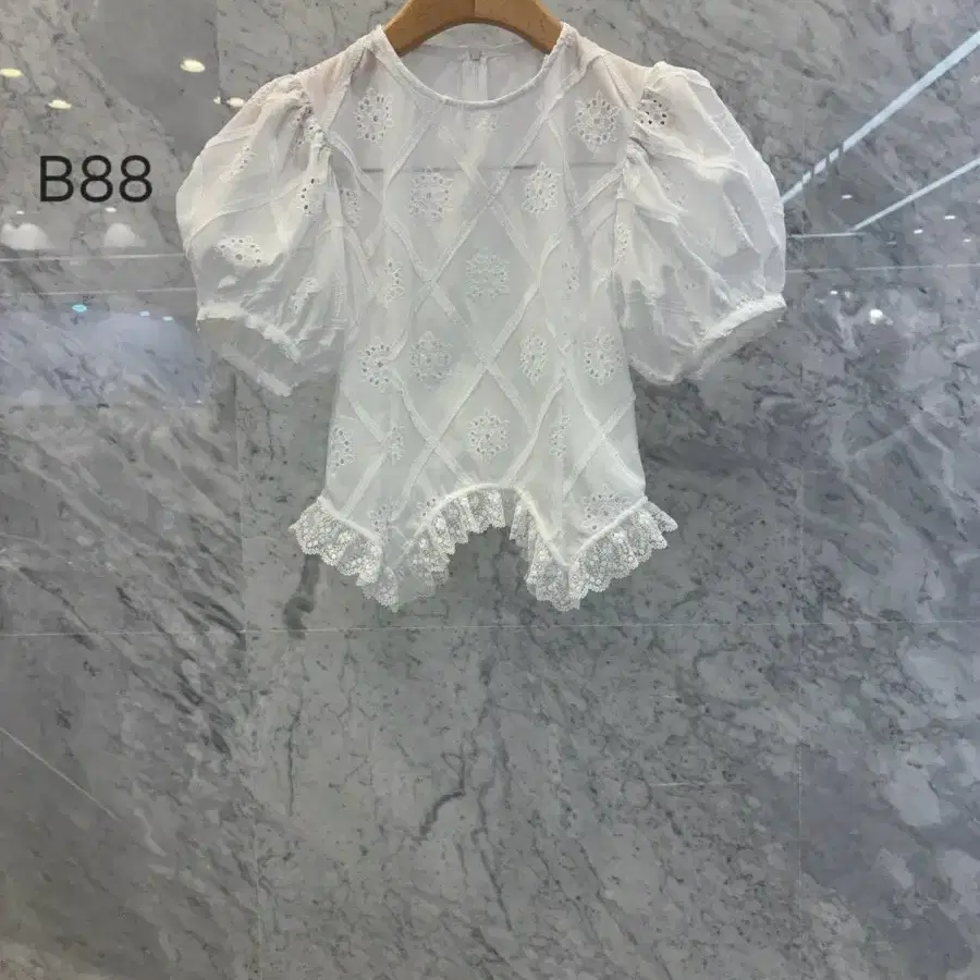 js뉴욕스타일신상(당일발송)아가일 레이스 밑단 언발 퍼프소매 블라우스