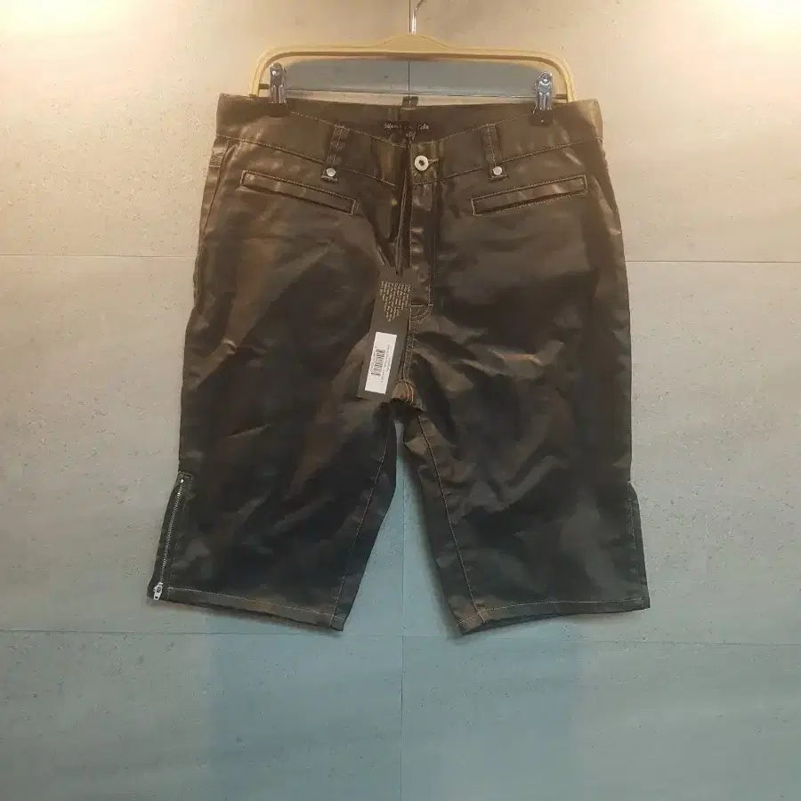 미착. 럭셔리. 하프 팬츠. 반바지.
