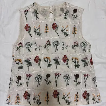 THE YOn 바리아스 플로럴 자수 슬리브리스 블라우스