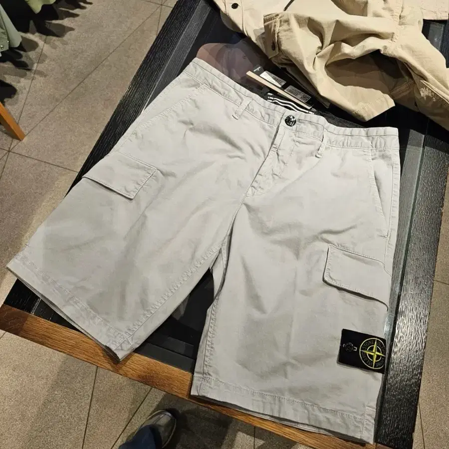 스톤아일랜드 와펜패치 버뮤다팬츠 그레이33
