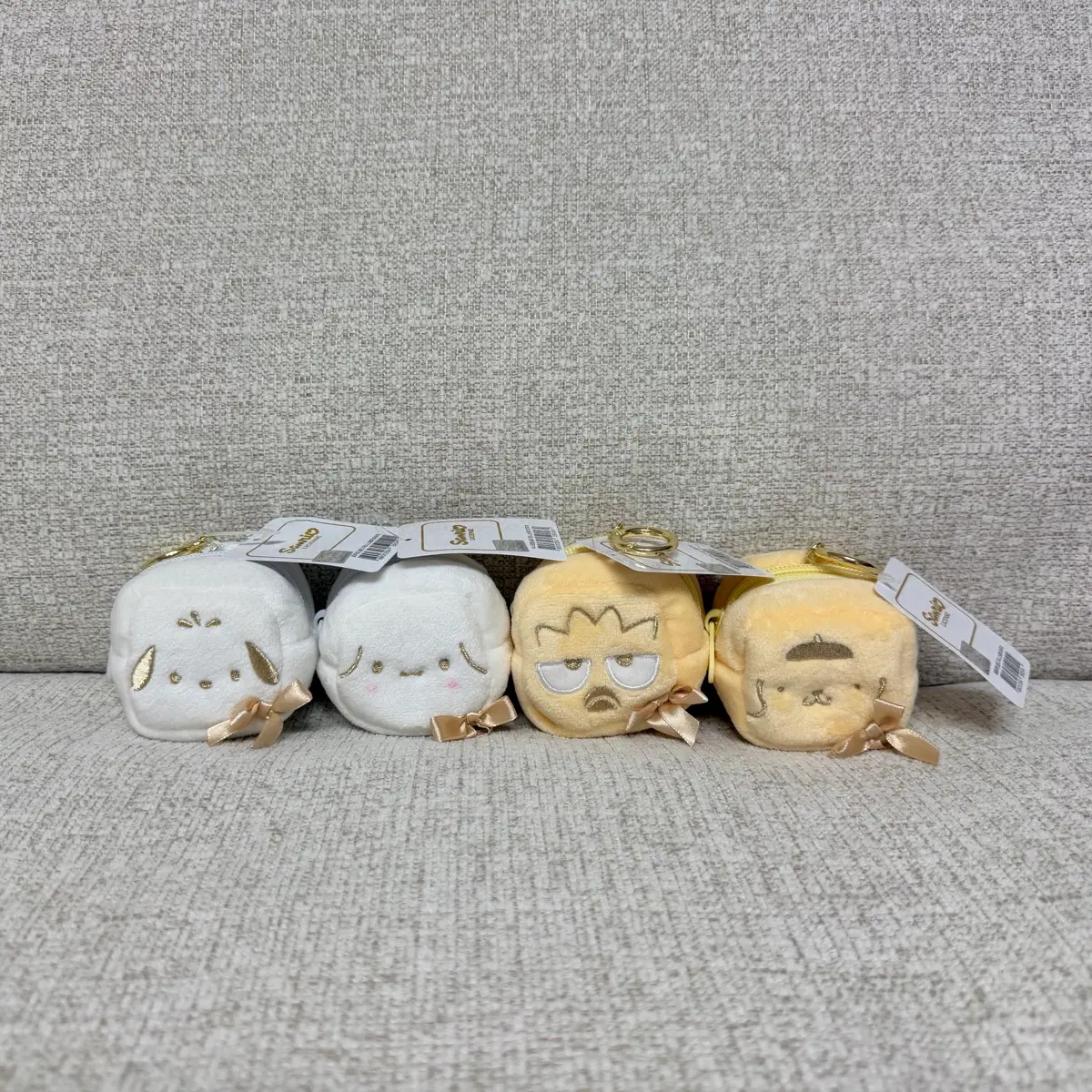 정품 산리오 포차코 시나모롤 배드바츠마루 폼폼푸린 골드 미니 스퀘어 파우치 키링 인형